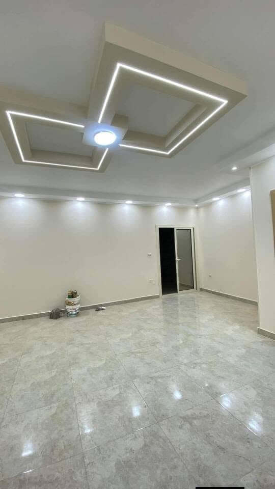 شقه للايجار اهالي فـ الحي 8 دور تالت اخير ٣ غرف 2 حمام