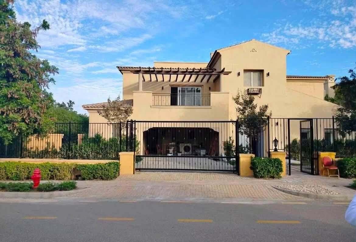تاون هاوس للبيع بجوار هايبر وان 5 غرف جاردين روف سوبر لوكس