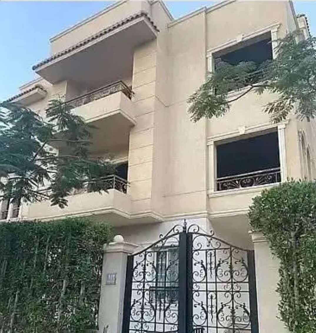 فيلا مميزة للبيع الحي السابع كل دور مساحه 300 متر جراج خاص