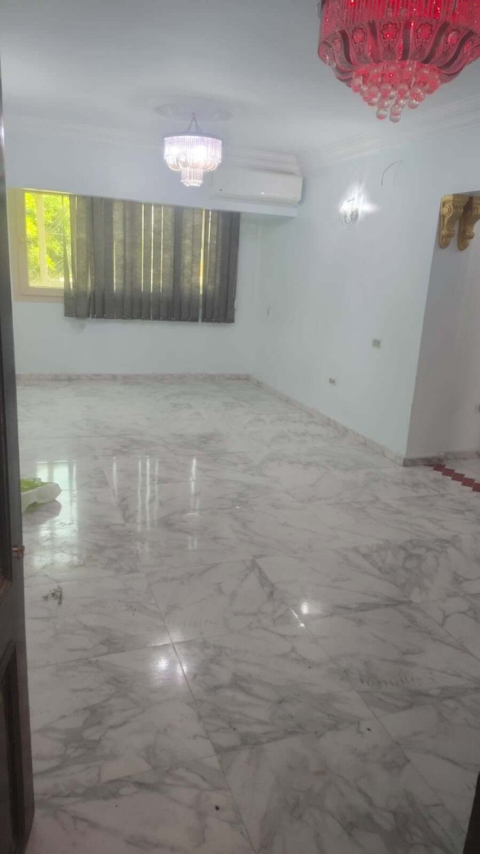 شقه للايجار الحي 11مجاوره 4 بالمطبخ كامل والتكيفات ثلاث غرف