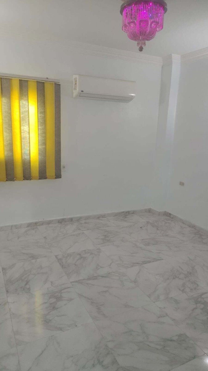 شقه للايجار الحي 11مجاوره 4 بالمطبخ كامل والتكيفات ثلاث غرف