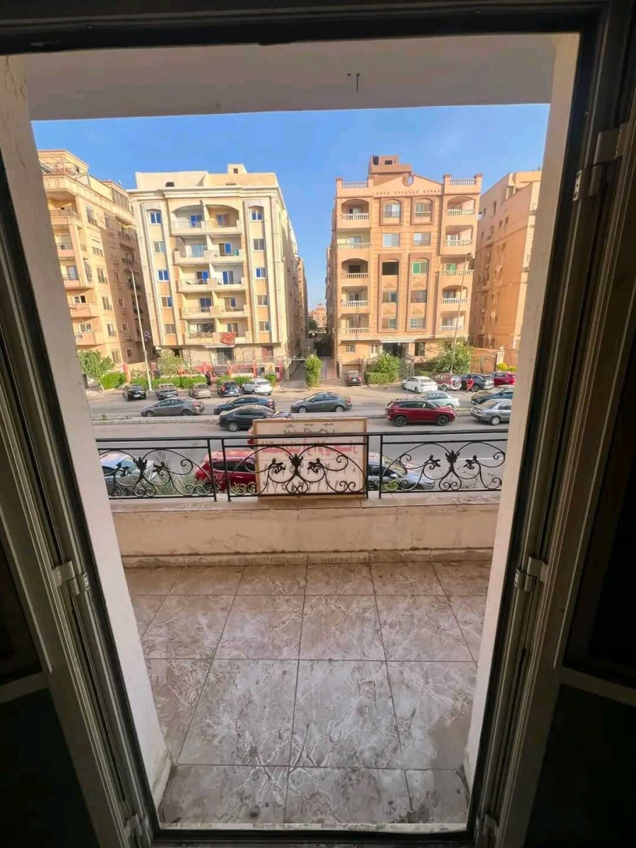 شقة للبيع 215م أول بلكونة في الشيخ زايد الحي العاشر 3 غرف نوم